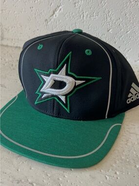 Brand new Adidas Mens Green & Black Dallas Stars Snapback Hat